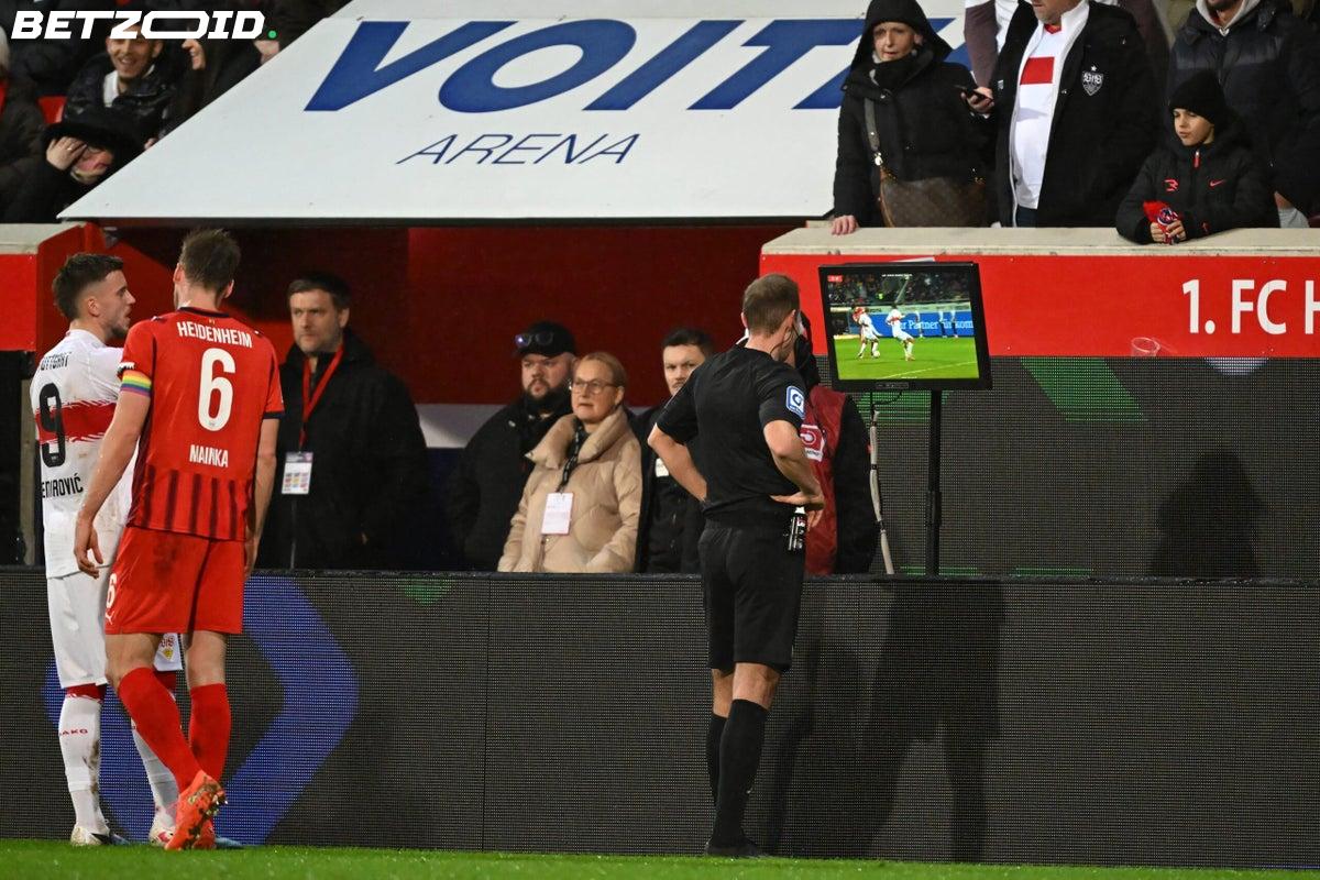 Nieuwe Voetbalregels: Tijdslimieten & VAR-Wijzigingen Vanaf Juli 2025