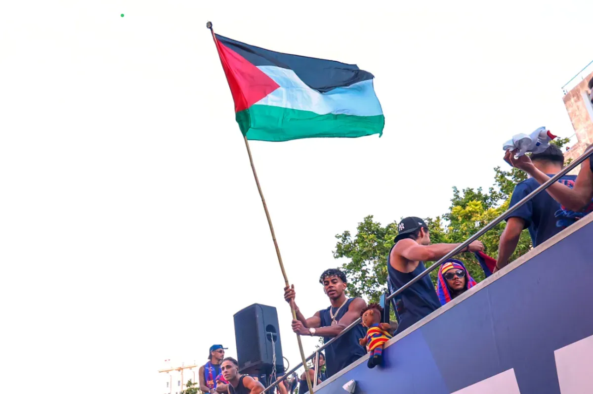 Lamine Yamal zwaait met Palestijnse vlag tijdens titelparade Barcelona